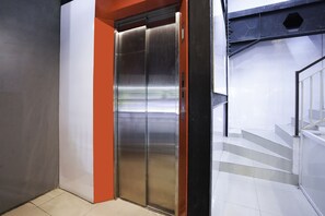 Interior detail - SUPER OYO Flagship 3688 Pot Art (Surabaya)