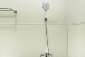 Standard Double Room | Bathroom | Shower, towels - SUPER OYO Flagship 3688 Pot Art (Surabaya)