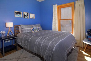 3 chambres, bureau, fer et planche à repasser, lit de bébé portatif