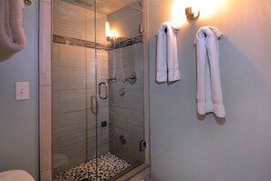 Badewanne, Haartrockner, Handtücher