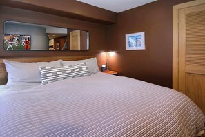 3 habitaciones, escritorio y tabla de planchar con plancha 