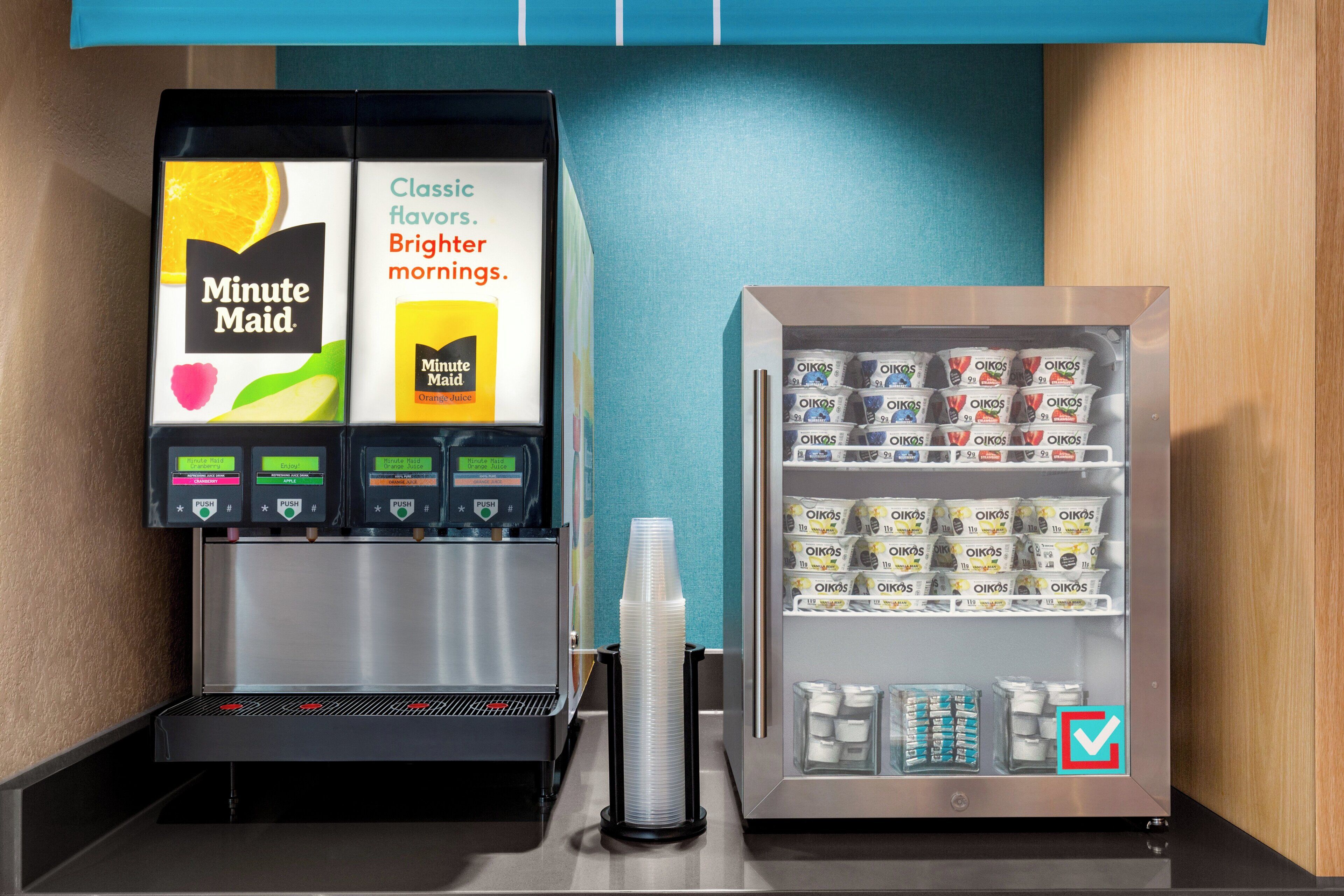 Een koffieapparaat en een koeltoog met verschillende producten.