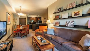 Een televisie en een open haard