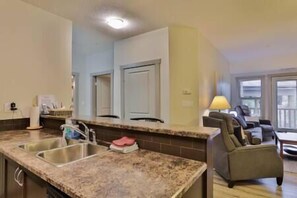 Interior - Mountain View Two Queens Condo (Fernie)