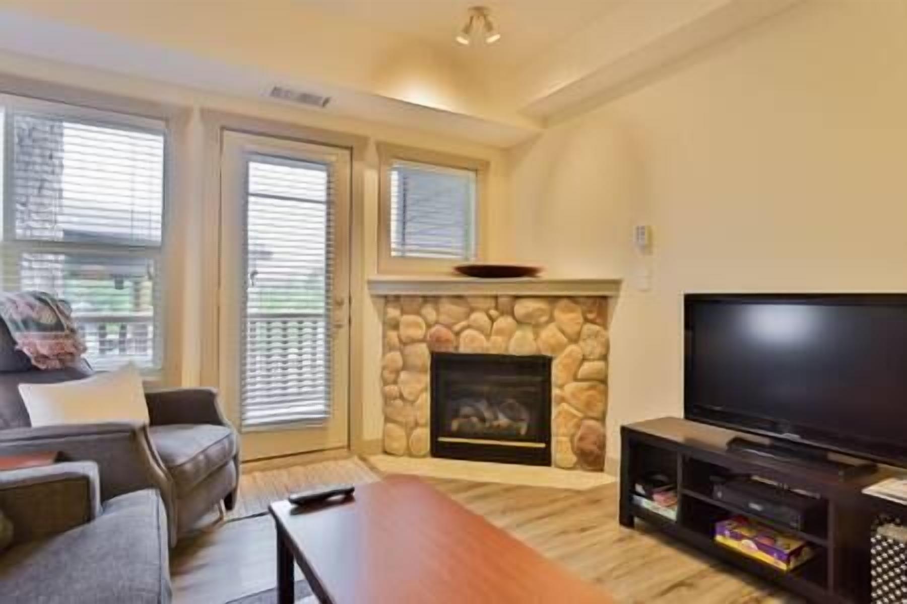 Televisión y chimenea 