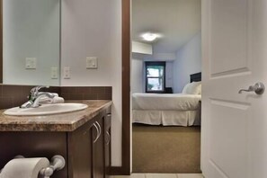 Hårtork, handdukar, tvål och schampo