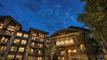 Un hôtel à plusieurs étages, reconnaissable à son grand panneau « Silver Rock », à ses balcons et à sa façade en pierre.
