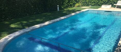 حمّام سباحة خارجي