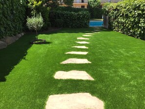 Property grounds - Relaxing summer apartment with private garden and direct access to the pool (S'Agaró)