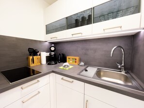 Kühlschrank, Mikrowelle, Herdplatte, Geschirrspüler