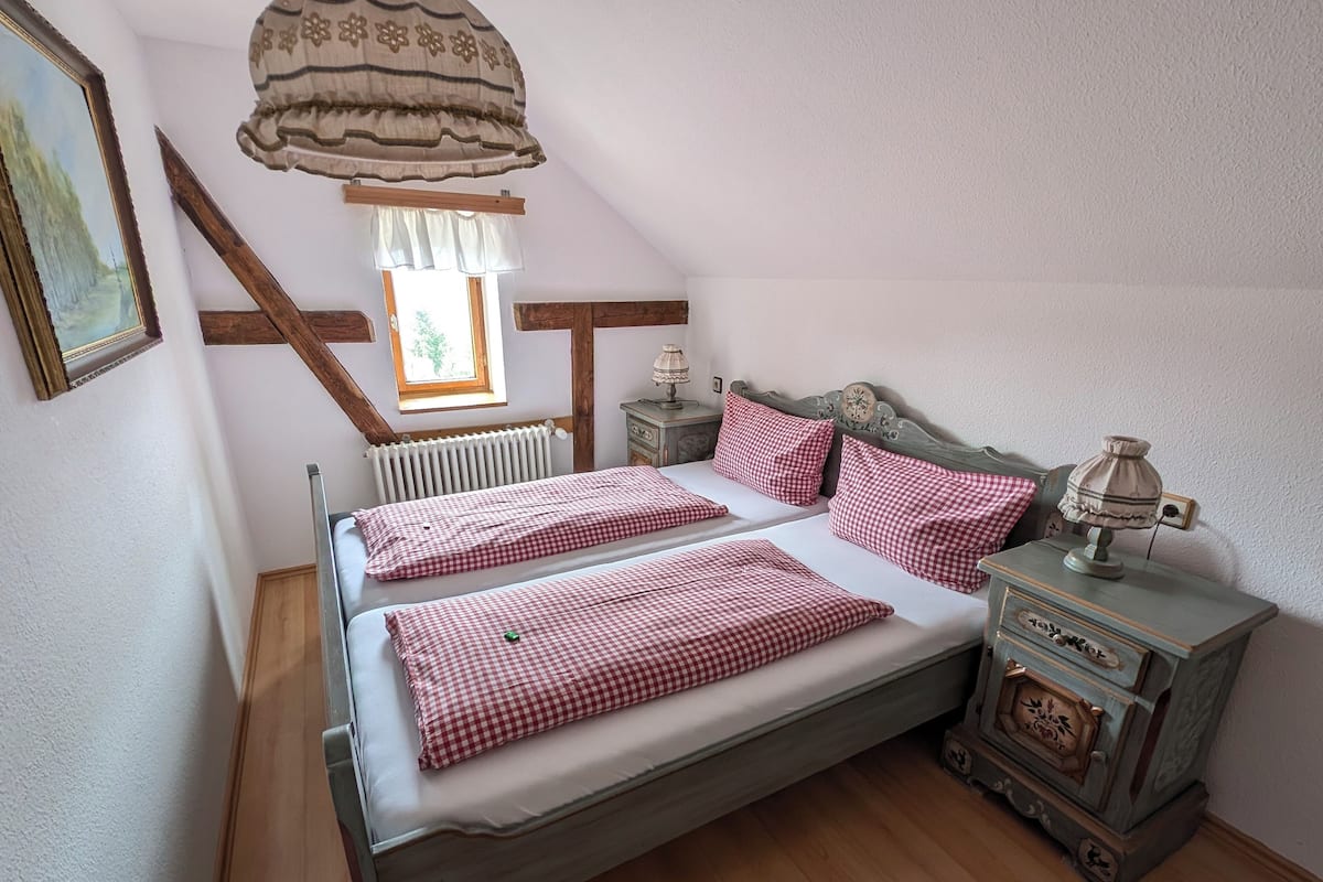Family Room (Nr. 4) | Individually decorated, free cribs/infant beds, free WiFi, bed sheets