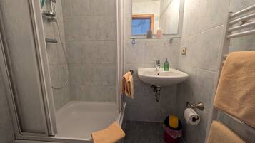 Chambre Familiale (Nr. 4) | Salle de bain | SĂšche-cheveux, serviettes fournies