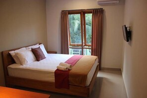 Double Room | Minibar, desk, free WiFi, bed sheets