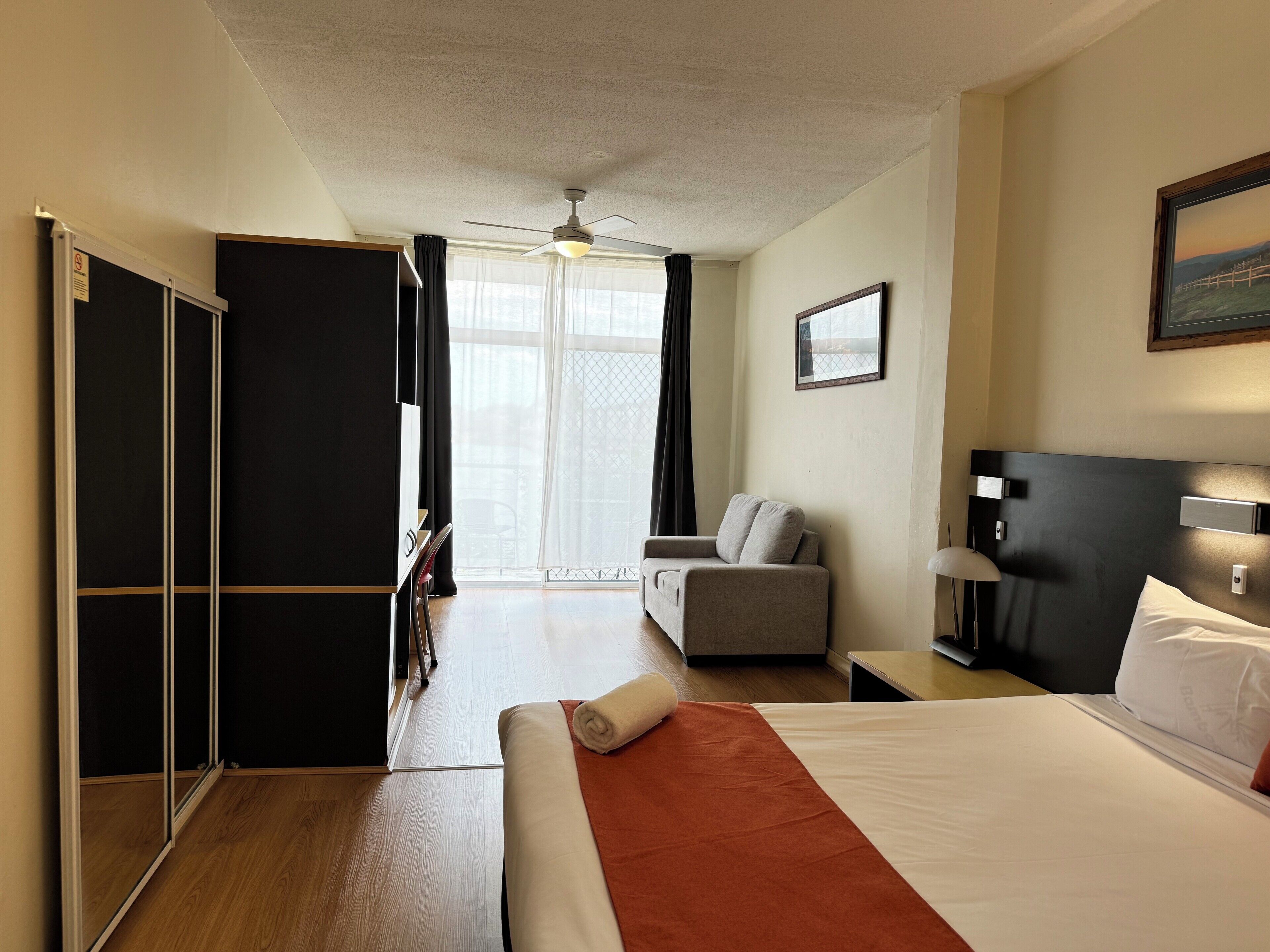 Ropa de cama de alta calidad, muebles diferentes y escritorio 