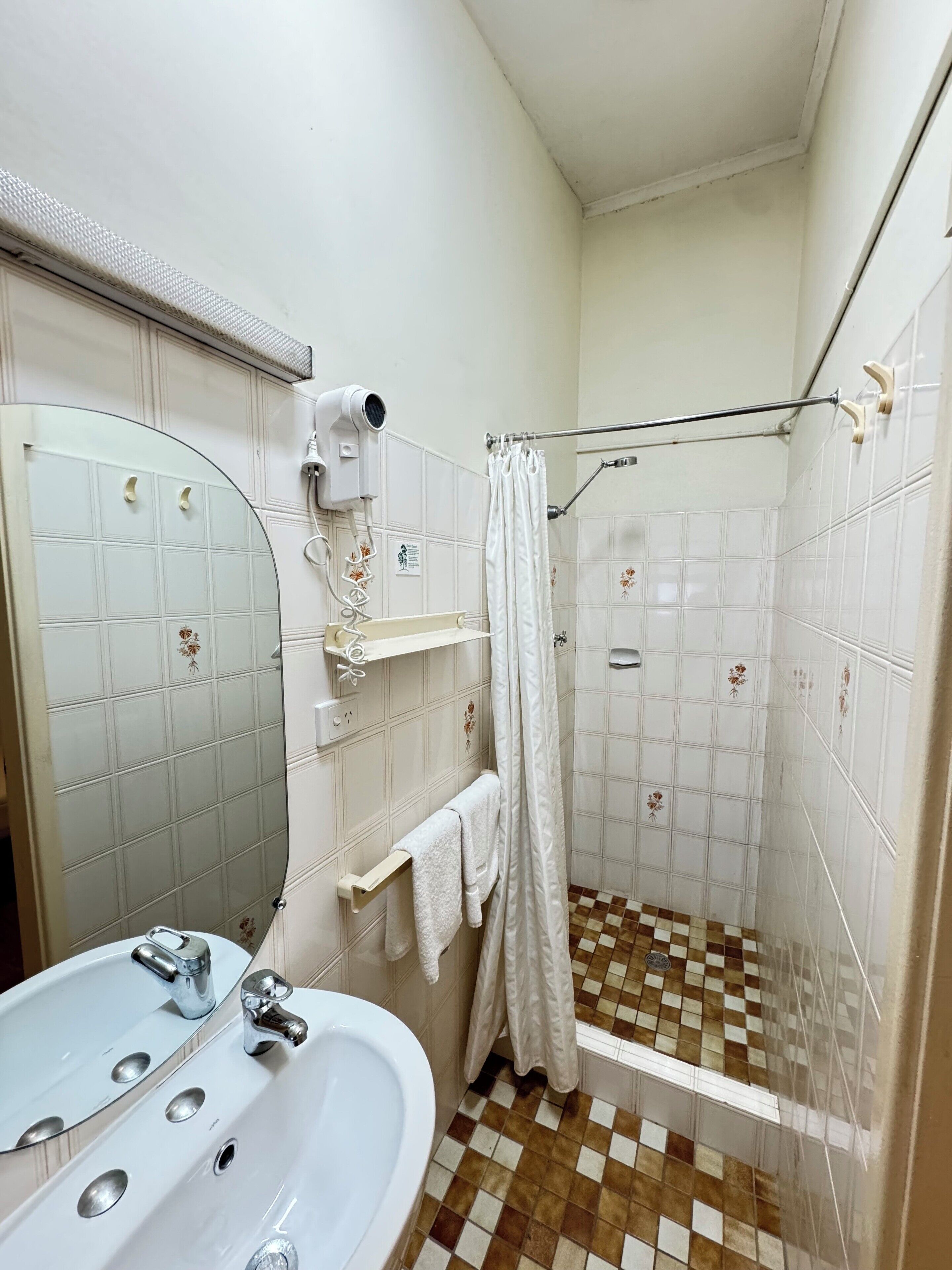 Standard Twin Room | Bathroom | Shower, rainfall showerhead, designer toiletries, hair dryer