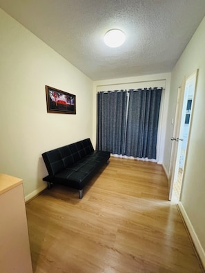 Chambre Standard, 1 chambre | Coin séjour | TV connectée de 32 pouces avec chaînes par satellite