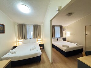 Habitación doble familiar, 2 camas matrimoniales | Ropa de cama de alta calidad, muebles diferentes y escritorio 
