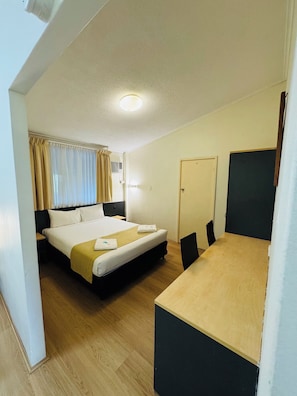 Chambre Familiale Double ou avec lits jumeaux, 1 chambre | Literie de qualité supérieure, ameublement personnalisé, bureau