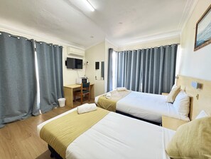 Standaard kamer, 1 twee- of 2 eenpersoonsbedden, 1 slaapkamer | Luxe beddengoed, individueel gemeubileerd, een bureau