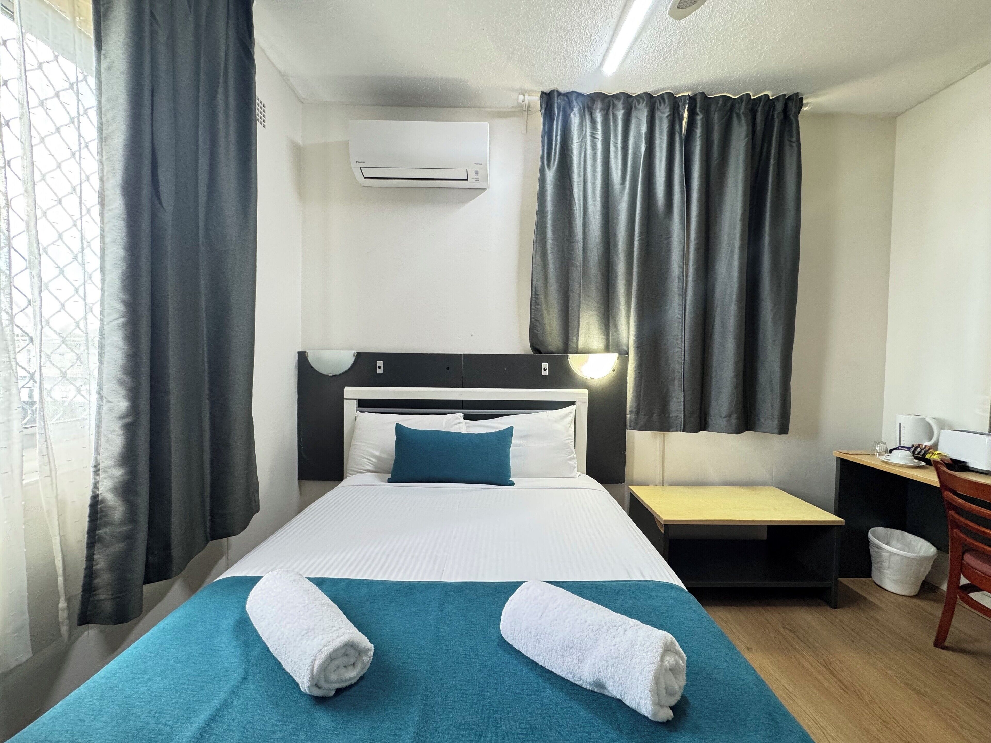 Habitación individual estándar | Ropa de cama de alta calidad, mobiliario individual, escritorio