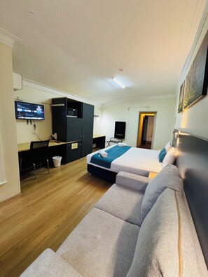 华丽双人房或双床房 | 高档床上用品、特色家居、办公桌、笔记本电脑工作区