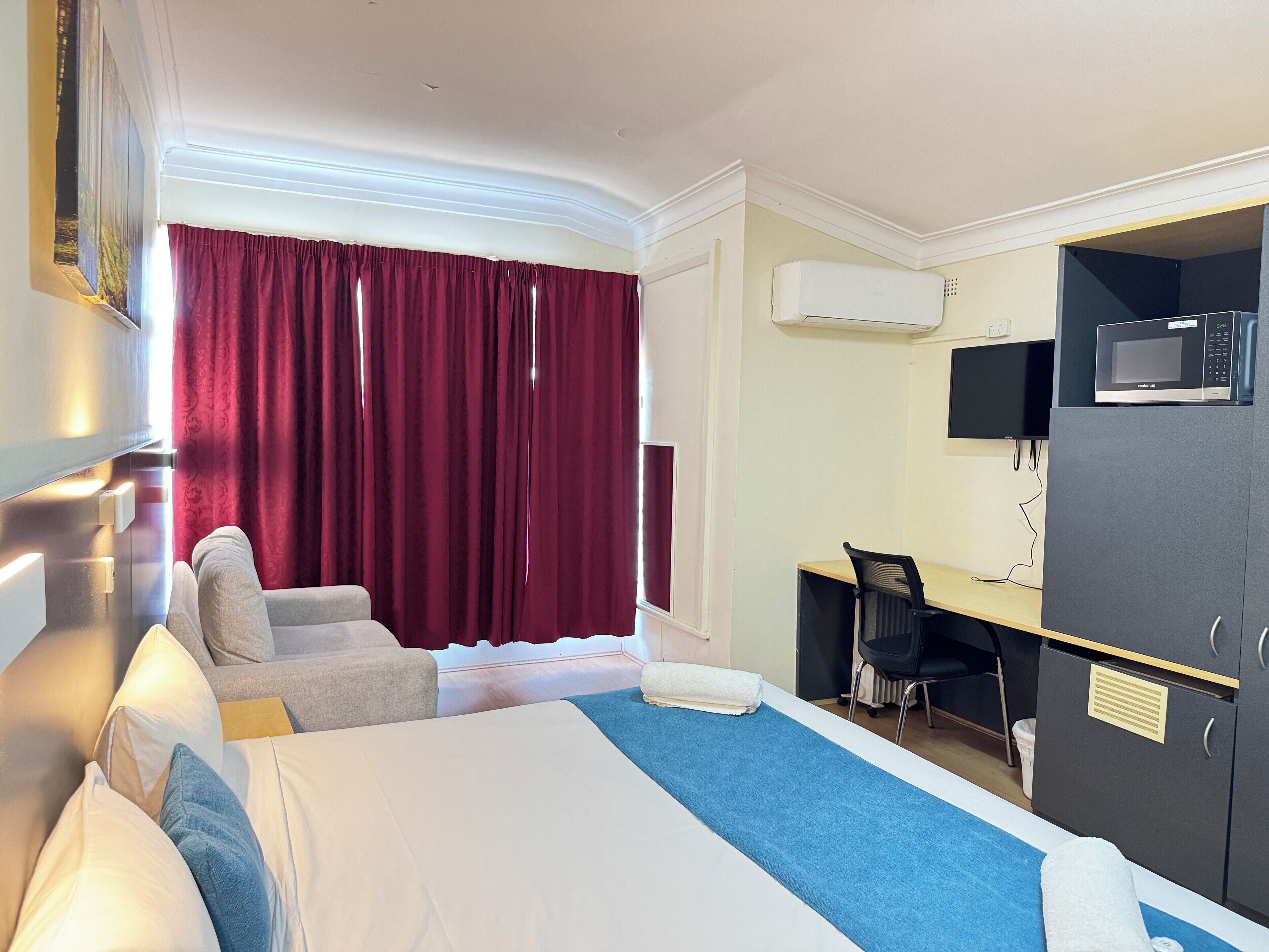 Standard Room | Premium bedding, individually furnished, desk, laptop workspace