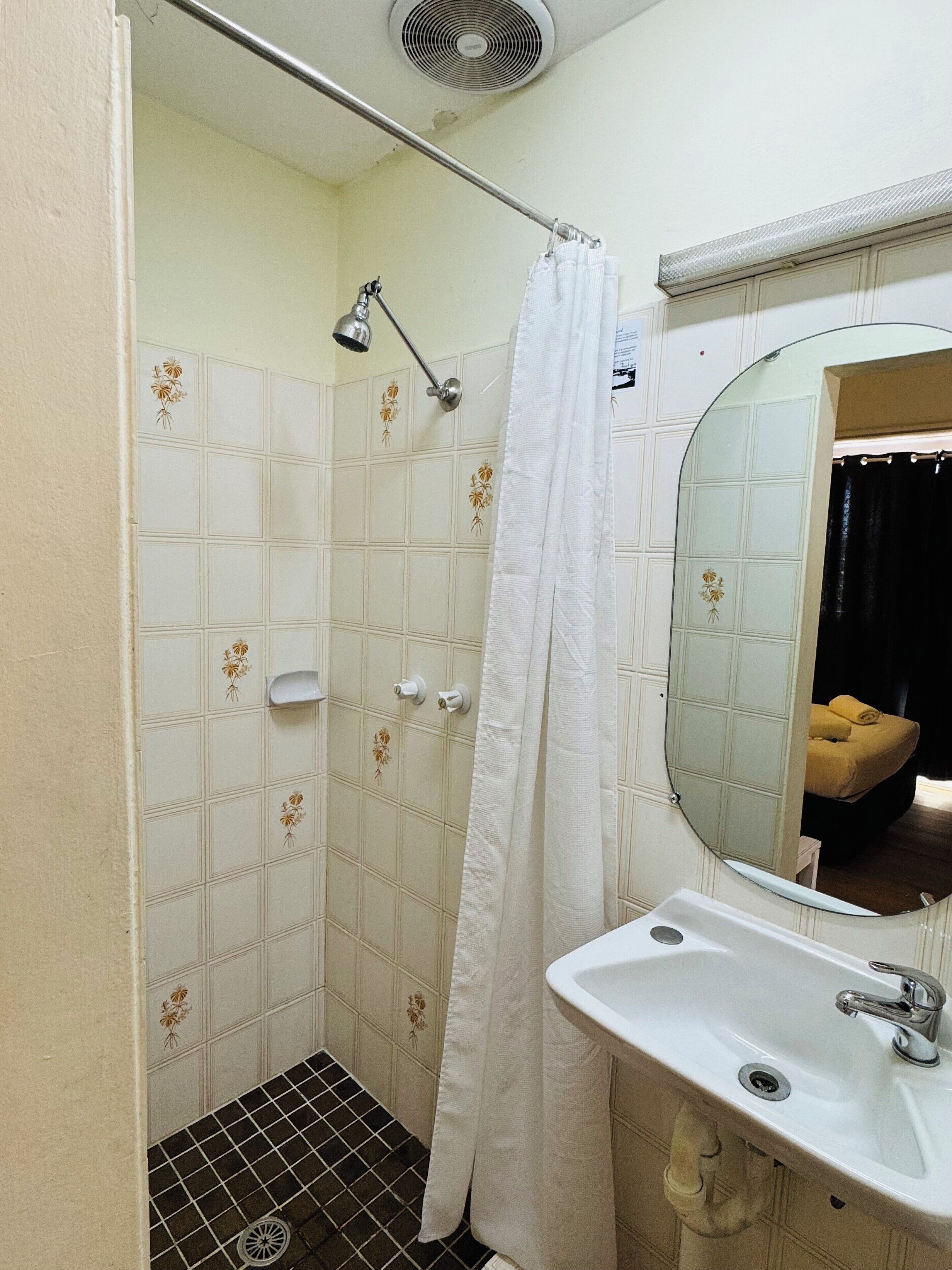 Phòng đôi hoặc 2 giường đơn Deluxe | Phòng tắm | Buồng tắm vòi sen, vòi sen phun mưa 