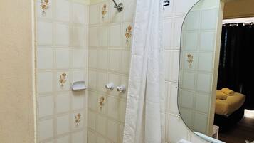 Deluxe Double or Twin Room | Bathroom