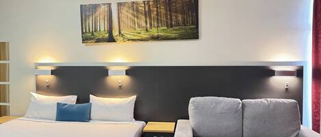 Chambre Standard | Literie de qualité supérieure, ameublement personnalisé, bureau