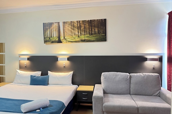 Standard Room | Premium bedding, individually furnished, desk, laptop workspace
