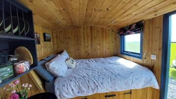 1 quarto, cortinas blackout, roupa de cama