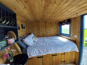 1 sovrum, mörkläggningsgardiner och sängkläder