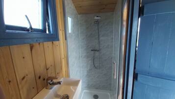 Chuveiro, produtos de toalete grátis, toalhas de banho, papel higiênico