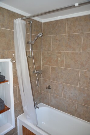 Combined shower/bathtub, hair dryer, towels