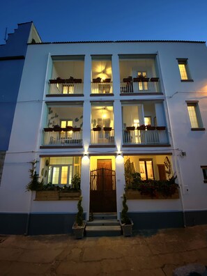 Overnatningsstedets facade – aften/nat