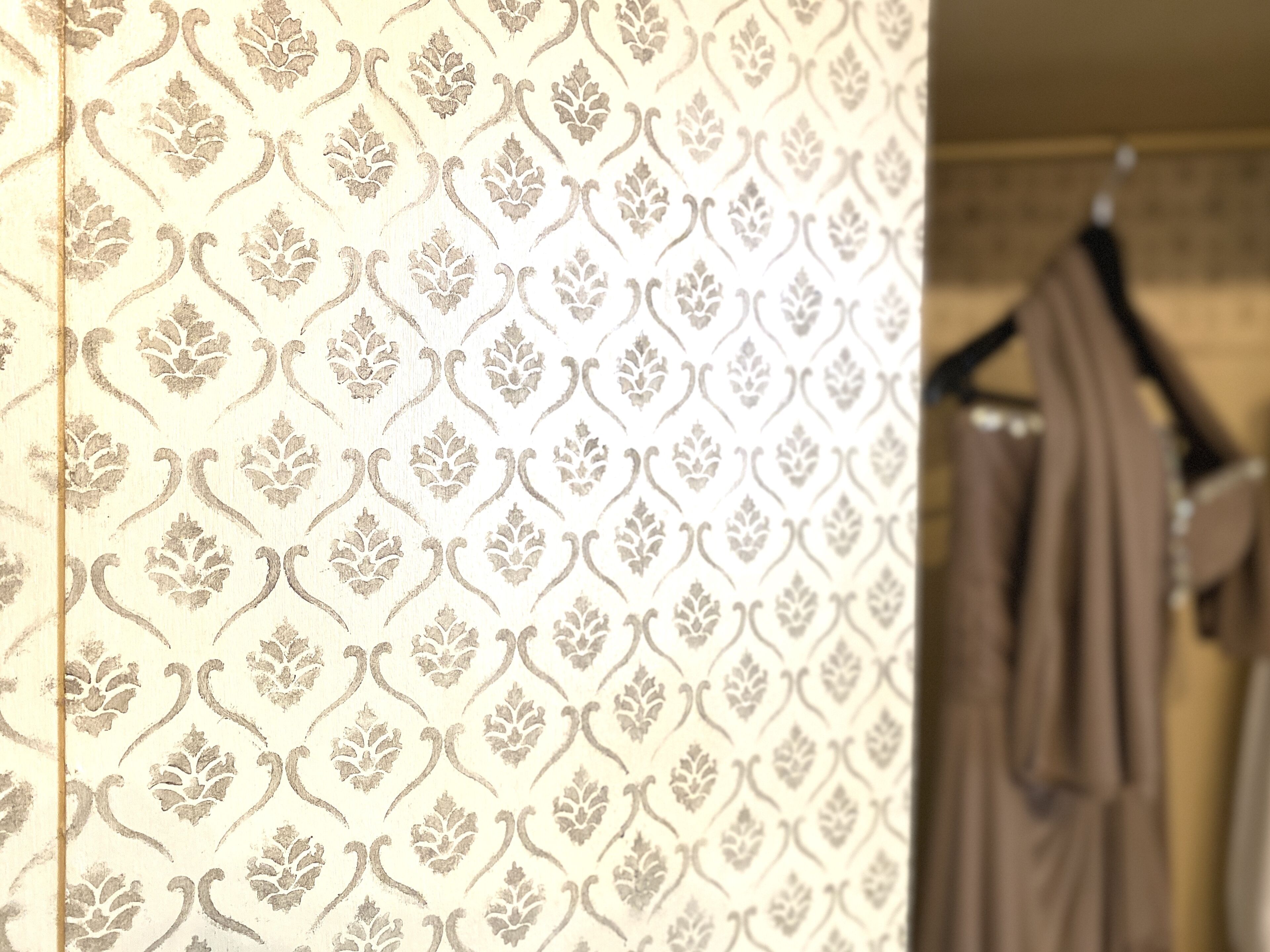 A patterned wallpaper with a floral design.