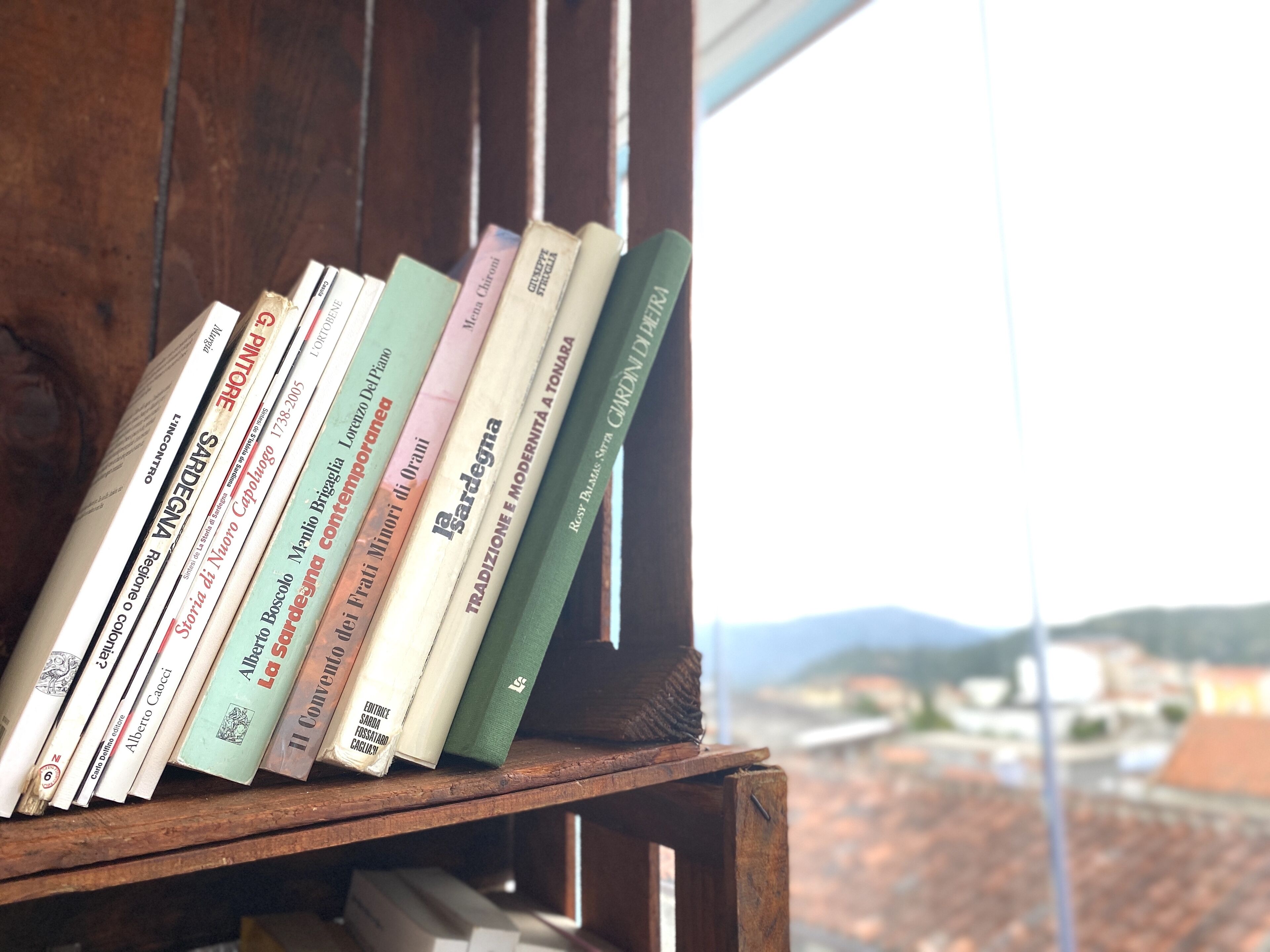 Una estantería de madera con libros.