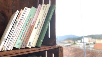 Una estantería de madera con libros.