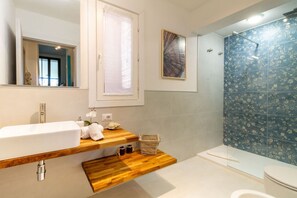 Shower, hair dryer, bidet - Villa marta, just 100 m from Cala Caterina (villasimius)