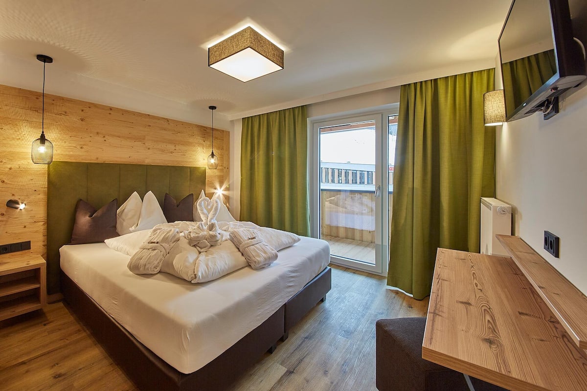 Double Room (Schattberg) | Peti besi dalam bilik, meja, kalis bunyi, Wi-fi percuma