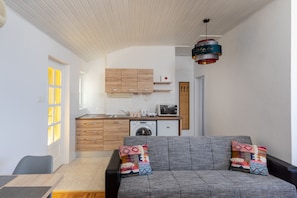Apartment (One-Bedroom Apartment with Terrace) | Living room | Flat-screen TV
