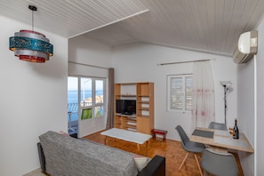 Apartment (One-Bedroom Apartment with Terrace) | Living room | Flat-screen TV