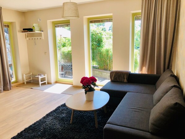 Téléviseur, table de ping-pong