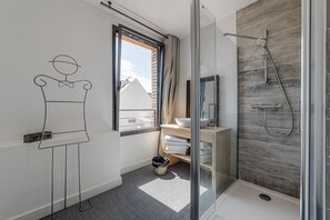 Dusche, Haartrockner, Handtücher