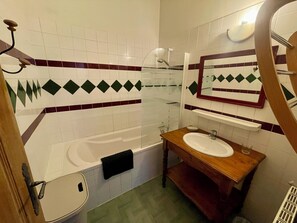 Regadera, secadora de cabello, toallas, papel de baño 