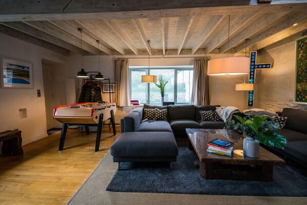 Smart-tv, eldstad och tv-spel