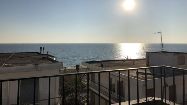 Una azotea con vistas al mar y un cielo despejado.