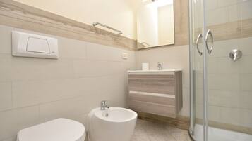 Apartment, 1 Bedroom | Bathroom | Shower, towels