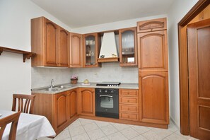Apartment, 1 Schlafzimmer | Eigene Kochnische | Kühlschrank, Ofen, Herdplatte, Kochgeschirr/Geschirr/Besteck