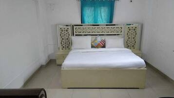 Double Room | Desk, laptop workspace, free WiFi, bed sheets